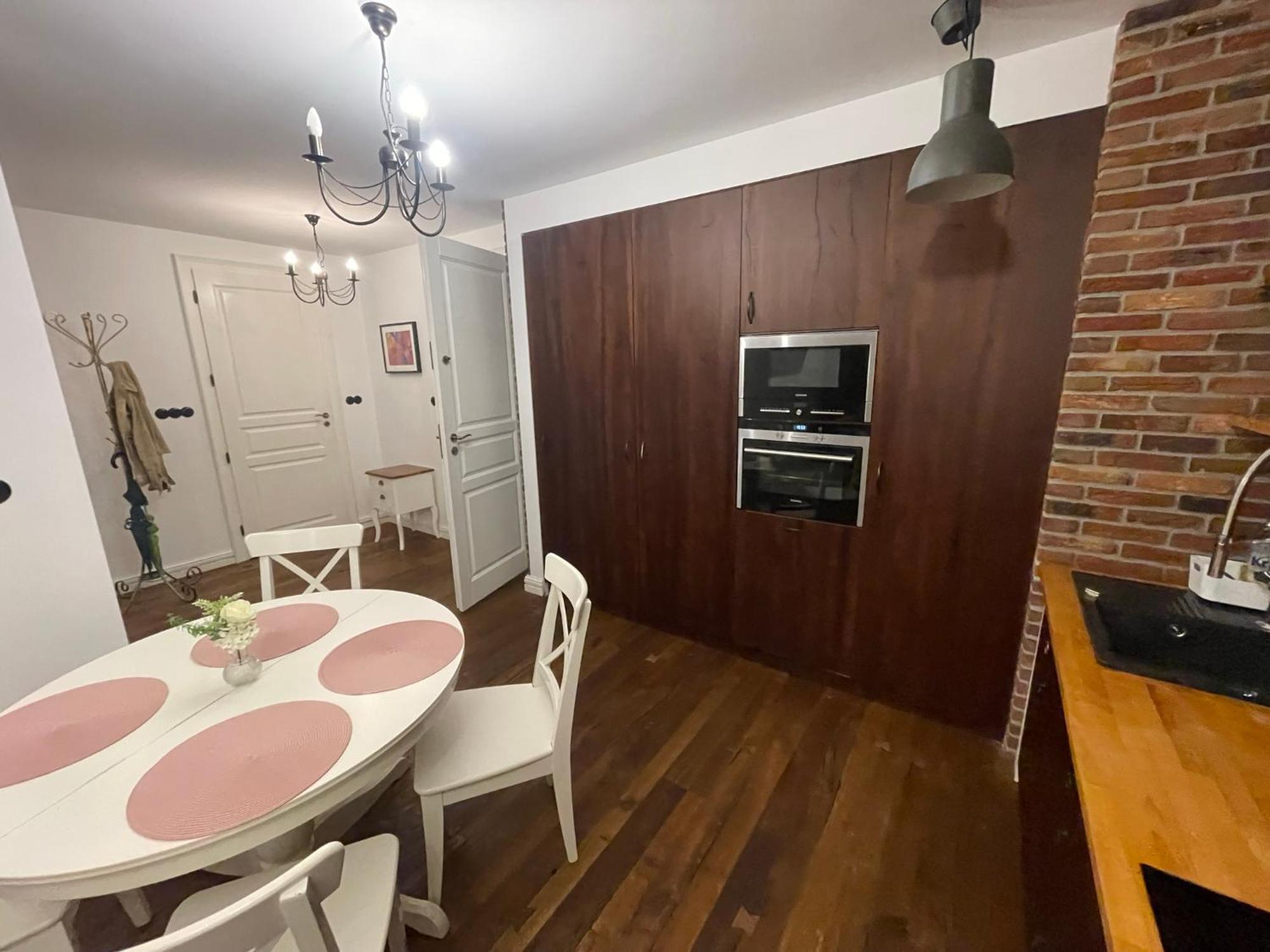 Royal Oak - 3bd 2ba With Parking And River View Kraków