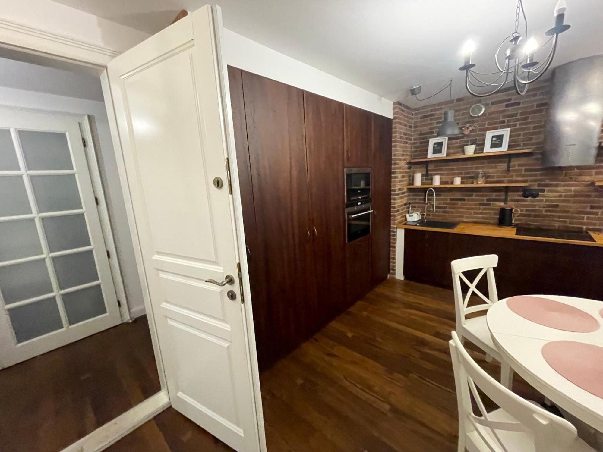 Royal Oak - 3bd 2ba With Parking And River View Apartment *